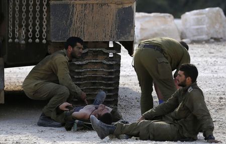 © Reuters. الجيش الإسرائيلي: مقتل 13 جنديا إسرائيليا في معارك غزة