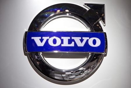© Reuters. A Volvo logo is pictured at the Jacob Javits Convention Center during the New York International Auto Show in New York