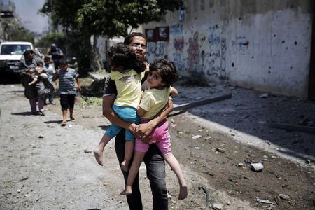 © Reuters. القصف العنيف يجلب الموت إلى منطقة في غزة ويؤدي لحالة نزوح