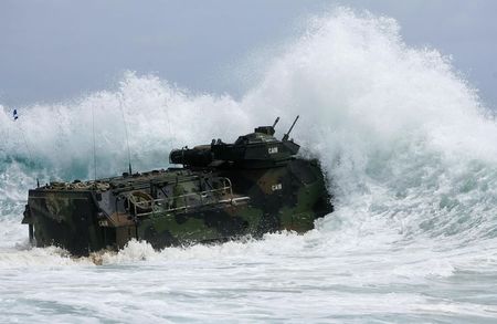 © Reuters. A U.S. Marine Corps amphibious assault vehicle charges through the surf during RIMPAC in Hawaii