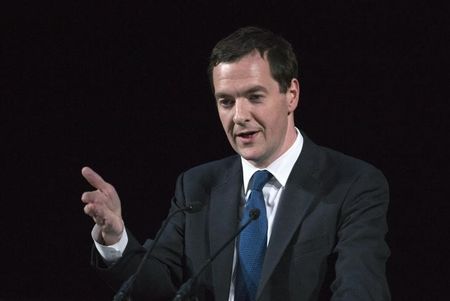 © Reuters. Britain's Chancellor George Osborne delivers a speech at a China-Britain Business Council dinner in London