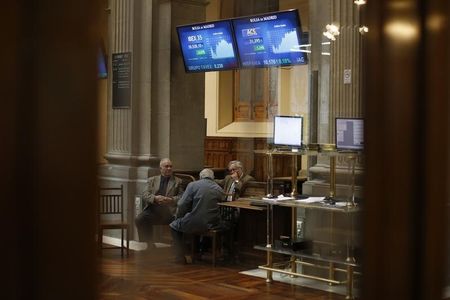 © Reuters. El Ibex baja a mediodía arrastrado por Telefónica y la gran banca