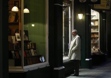 © Reuters. A man looks into the window of a shop in London