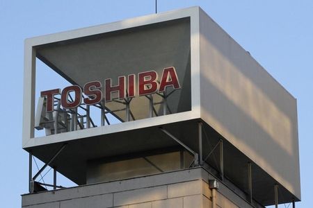 © Reuters. A logo of Toshiba Corp is seen atop of the company headquarters in Tokyo