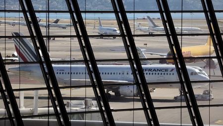 © Reuters. AIR FRANCE-KLM, PLUS FORTE BAISSE DU SBF 120 À MI-SÉANCE