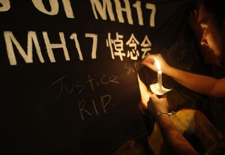 © Reuters.  MALAYSIA AIRLINES DÉBLOQUE 5.000 DOLLARS PAR FAMILLE DU VOL MH17