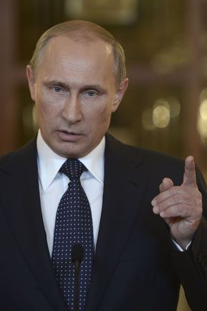 © Reuters. بوتين يناقش مع كبار مسؤوليه الأمنيين حماية سيادة الدولة