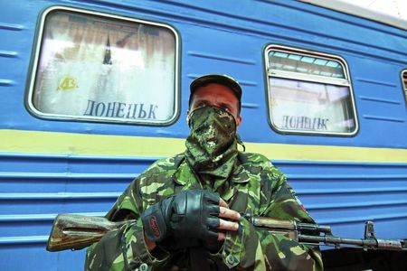 © Reuters. Militante separatista pró-Rússia monta guarda em uma estação ferroviária de Donetsk