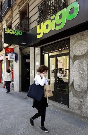 © Reuters. La matriz de Yoigo, TeliaSonera, se plantea irse de España