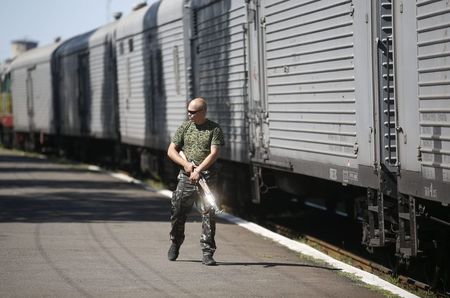 © Reuters. Militante separatista pró-Rússia monta guarda em uma estação ferroviária na cidade de Torez, no leste da Ucrânia 