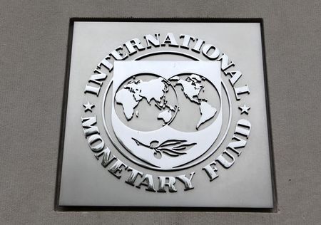 © Reuters. صندوق النقد الدولي يرفع توقعاته للنمو في السعودية إلى 4.6% في 2014