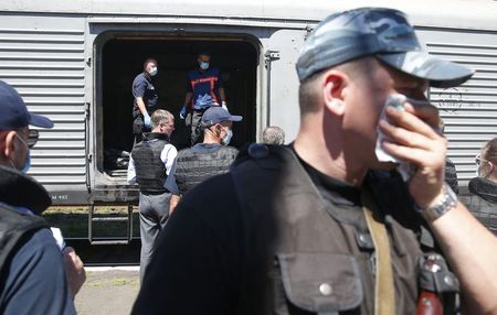 © Reuters. Envio de corpos de vítimas da queda de avião na Ucrânia