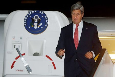 © Reuters. Kerry chega ao Cairo