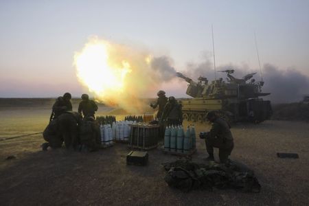 © Reuters. Unidade de artilharia de Israel dispara contra Gaza