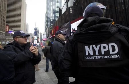 © Reuters. New York Police Department Counterterrorism Squad members gather in Times Square before a security sweep in advance of New Year's Eve celebrations in New York