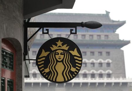 © Reuters. Starbucks China vendió productos con pollo de un proveedor cuestionado