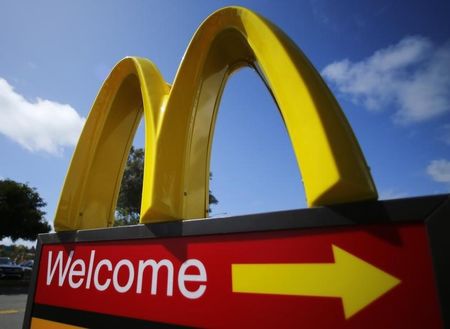 © Reuters. A McDonald's restaurant sign is seen at a McDonald's restaurant in Del Mar, California