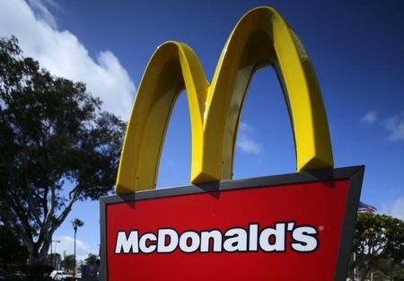 © Reuters. A McDonald's restaurant sign is seen at a McDonald's restaurant in Del Mar, California