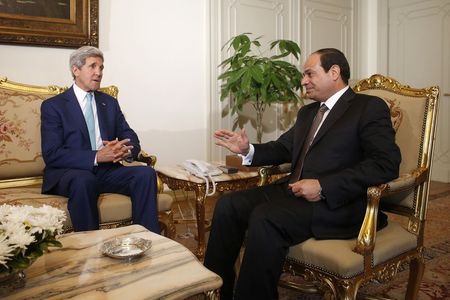 © Reuters. أمن الرئاسة في مصر يفتش كيري ومعاونيه