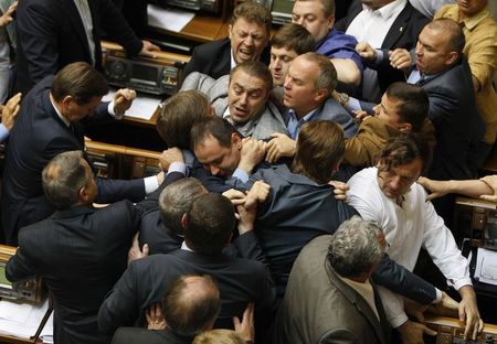 © Reuters. Parlamentares ucranianos se enfrentam durante uma sessão do parlamento, em Kiev