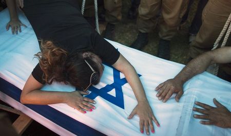 © Reuters. Mãe de um soldado israelense lamenta morte do filho durante seu funeral, em Rishon Lezion, nos arredores de Tel Aviv