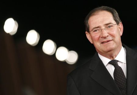 © Reuters. Italian Culture Minister Giancarlo Galan poses on the red carpet for the movie "Il cuore grande delle ragazze" at Rome Film Festival