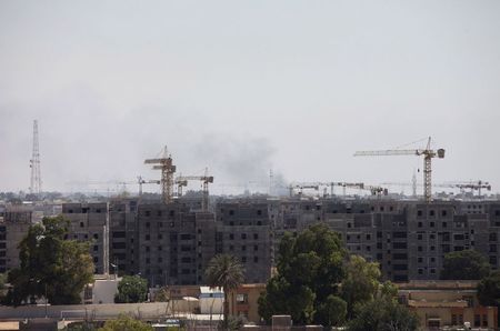 © Reuters. مصدر أمني: مقتل 4 على الأقل في تفجير انتحاري عند قاعدة للجيش في بنغازي