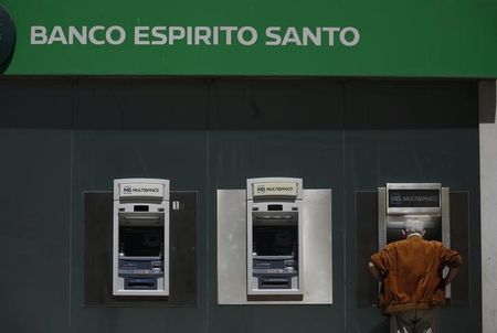 © Reuters. Caixa eletrônico do Banco Espírito Santo, em Lisboa.