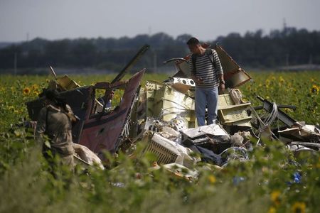 © Reuters. Investigador em local de queda de avião