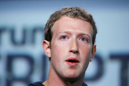 © Reuters. Mark Zuckerberg, founder and CEO of Facebook, speaks on stage at TechCrunch Disrupt SF 2013 in San Francisco