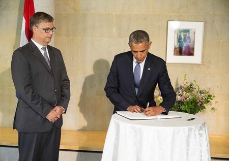© Reuters. Obama assina livro de condolências em embaixada da Holanda