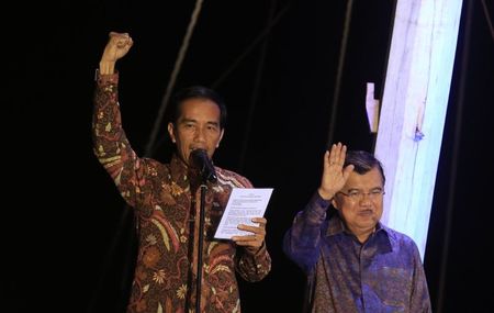 © Reuters. Indonesian presidential candidate Jokowi delivers a speech at Sunda Kelapa port in Jakarta