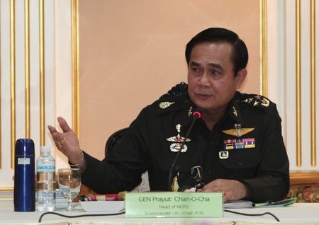© Reuters. Thai Army chief General Prayuth Chan-ocha speaks during a meeting with members of the International Chamber of Commerce in Bangkok