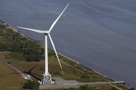 © Reuters. Aerial view of a Haliade 150 offshore wind turbine at Alstom's offshore wind site at Le Carnet in Frossay, on the Loire Estuary