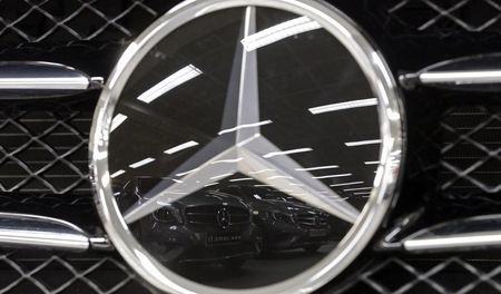 © Reuters. Mercedes-Benz A-class cars are displayed in a dealership of German car manufacturer Daimler in Paris