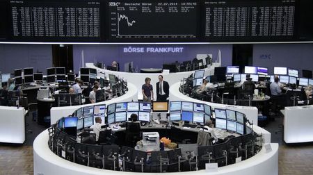 © Reuters. Bolsas europeas, estables por resultados mixtos y precaución con Ucrania
