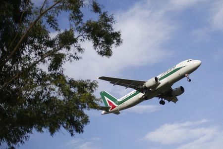 © Reuters. An Alitalia plane approaches to land at Fiumicino international airport in Rome