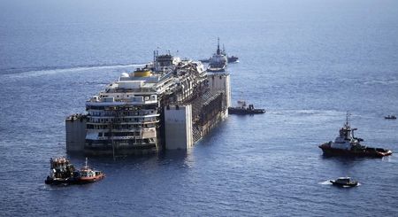 © Reuters. البدء في قطر حطام السفينة كوستا كونكورديا قبل تحويلها إلى خردة