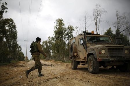 © Reuters. الخوف من هجوم عبر الانفاق يحول كيبوتزات اسرائيلية إلى مدن أشباح