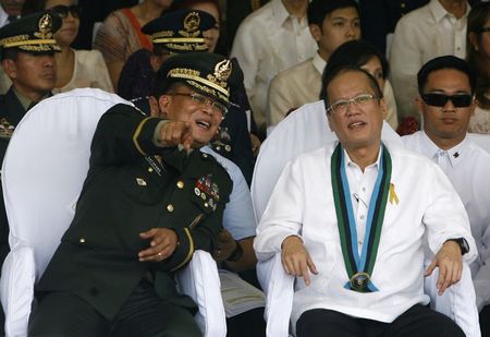 © Reuters. جيش الفلبين يأمر جنوده بالابتعاد عن السياسة وسط شائعات عن انقلاب