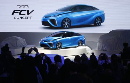 © Reuters. File photo of Toyota Motor Corp's FCV concept car seen at the 43rd Tokyo Motor Show in Tokyo
