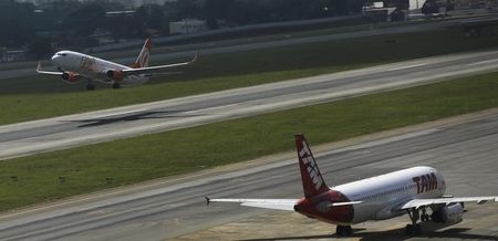 © Reuters. Avião da Gol decola próximo a um avião da Tam estacionado no aeroporto de Congonhas, em São Paulo 