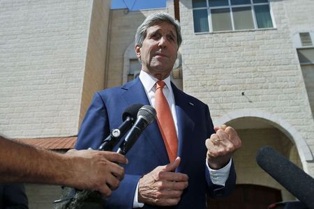 © Reuters. Secretário de Estado dos EUA, John Kerry, fala com jornalistas após reunião com o presidente palestino Mahmoud Abbas em Ramallah, na Cisjordânia