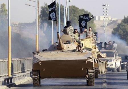 © Reuters. الدولة الإسلامية تسحب بساط التشدد من تحت أقدام تنظيم القاعدة