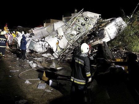 © Reuters. Rescue personnel survey the wreckage of TransAsia Airways flight GE222 on Taiwan's offshore island of Penghu