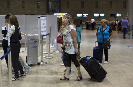 © Reuters. Passageiros no aeroporto Ben-Gurion em Israel