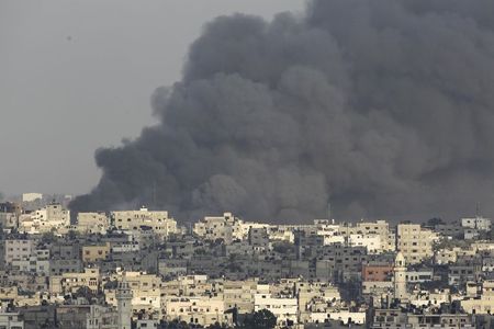 © Reuters. Fumaça é vista durante ofensiva israelense em Gaza 