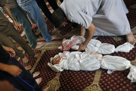 © Reuters. تفاقم العنف في غزة والولايات المتحدة ترفع حظر الرحلات لإسرائيل
