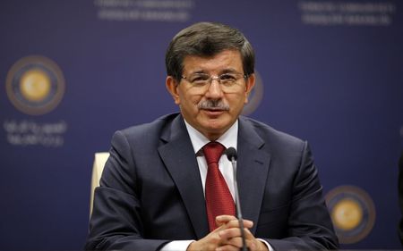 © Reuters. وزير: تركيا قد تخلي سفارتها في ليبيا وسط مخاوف أمنية