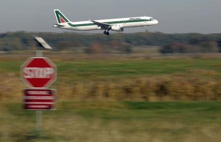 © Reuters. Un aereo Alitalia atterra a Fiumicino